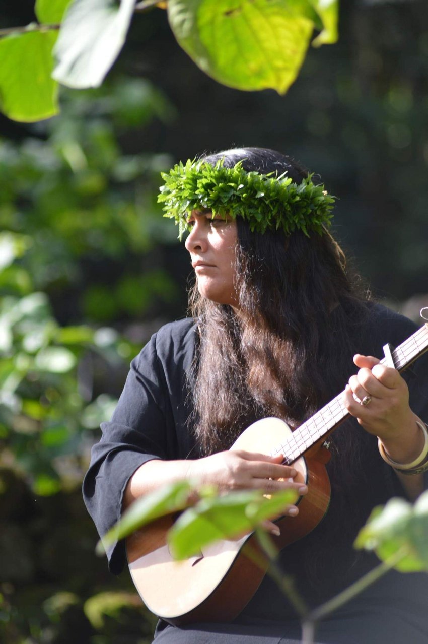 Maka Gallinger playing ukulele